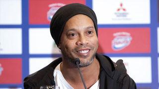 Eski yıldız futbolcu Ronaldinho Paraguay'da tutuklandı