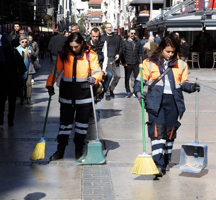 Kadın süpürgeciler İzmir’e toz kondurmuyor G2