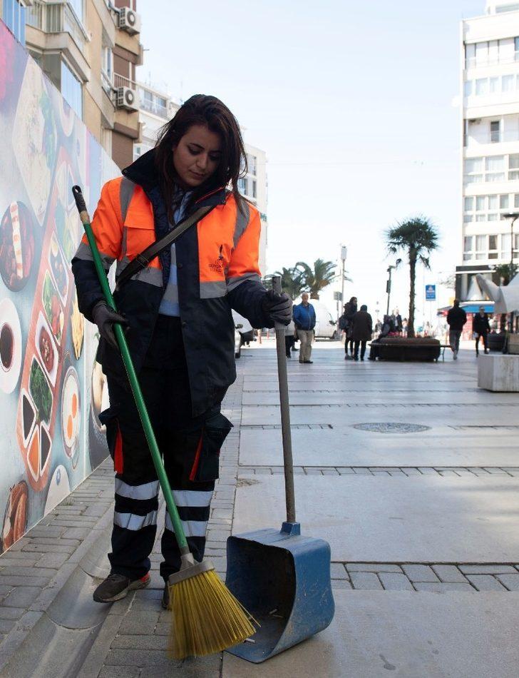 Kadın süpürgeciler İzmir’e toz kondurmuyor G3