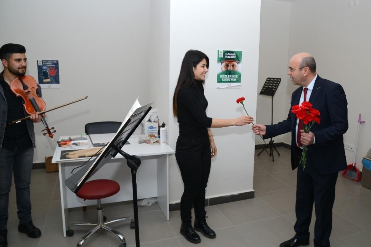 Selehattin Ekicioğlu: "Kadın, hayatı her g&uuml;n yeniden var eder&rdquo;