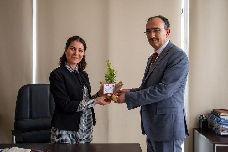 Rektör Beydemir’den üniversitenin kadın çalışanlarına 8 Mart jesti G1