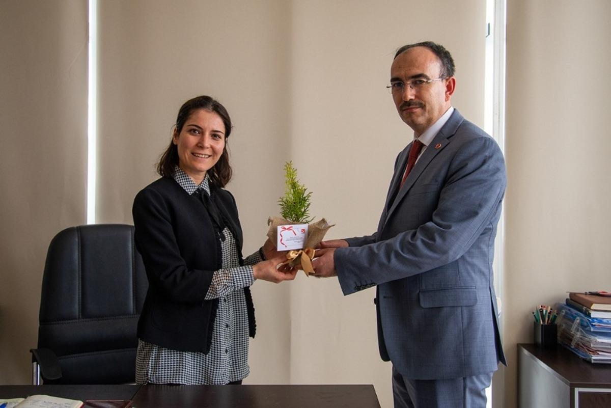 Rekt&ouml;r Beydemir&rsquo;den &uuml;niversitenin kadın &ccedil;alışanlarına 8 Mart jesti