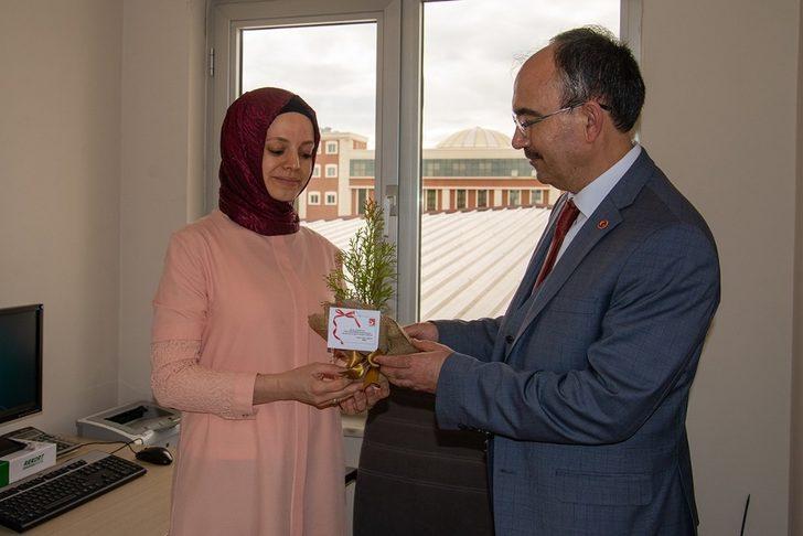 Rektör Beydemir’den üniversitenin kadın çalışanlarına 8 Mart jesti G3