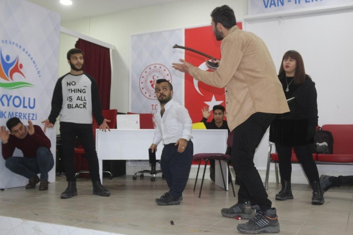Geleceğin tiyatro oyuncuları Van&rsquo;da yetişiyor