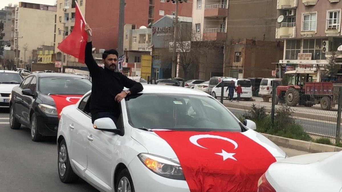 Kızıltepe&rsquo;de İdlib şehitleri i&ccedil;in T&uuml;rk bayraklı konvoy