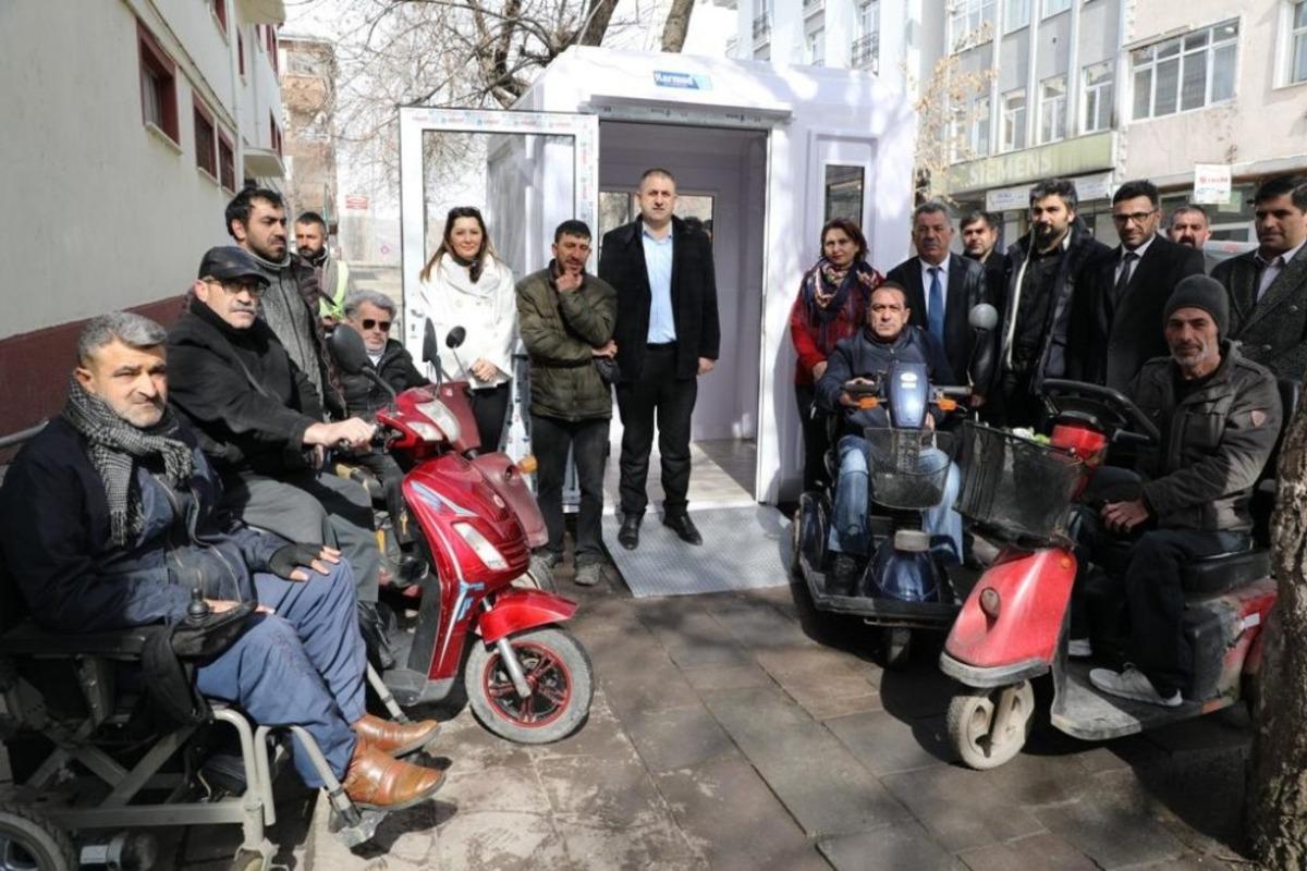 Kars Belediyesi engelli vatandaşlara ak&uuml; şarj istasyonunu a&ccedil;tı