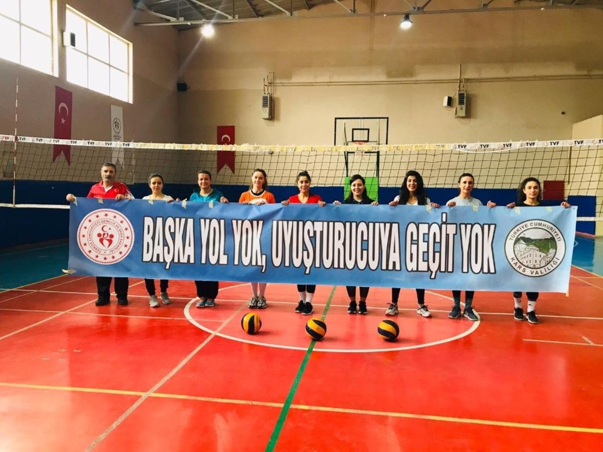 Kars&rsquo;ta voleybol turnuvasında uyuşturucuya dikkat &ccedil;ekildi