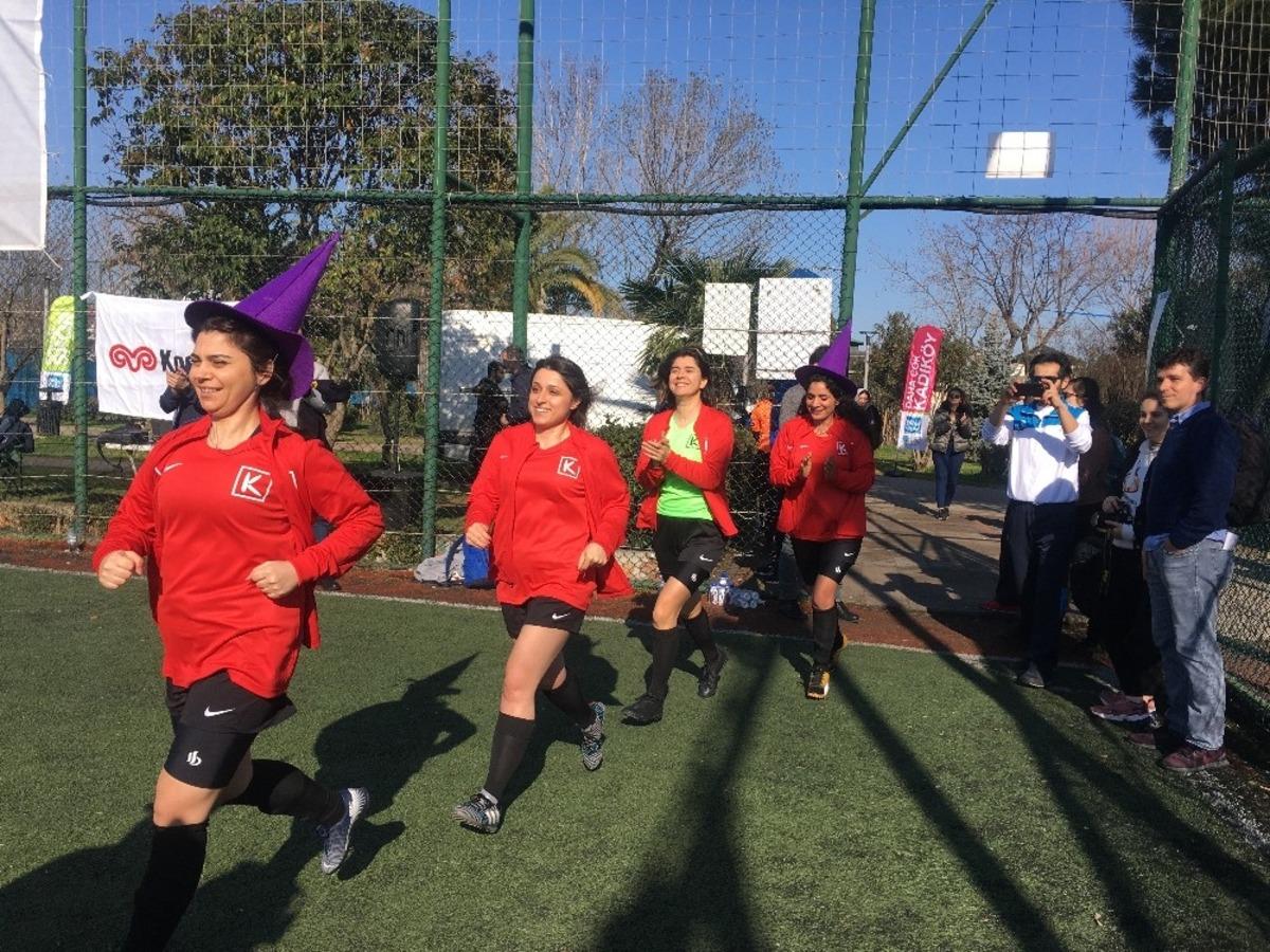 Cadık&ouml;y Futbol Takımı, 8 Mart D&uuml;nya Kadınlar G&uuml;n&uuml; i&ccedil;in sahaya &ccedil;ıktı