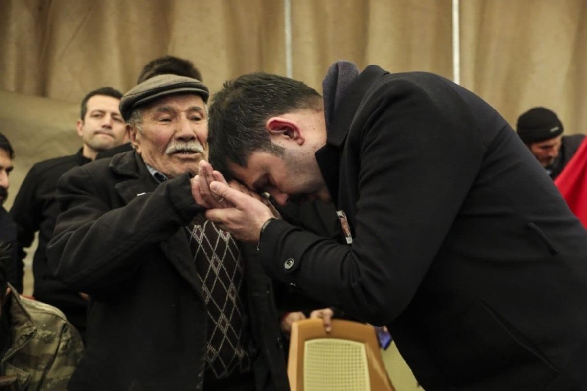Şehit babasının s&ouml;zleri Bakan Kurum'u duygulandırdı