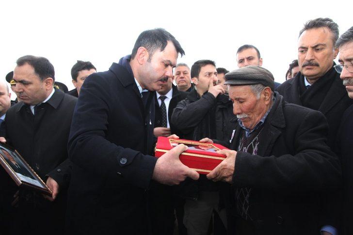 Şehit babasının sözleri Bakan Kurum'u duygulandırdı G3