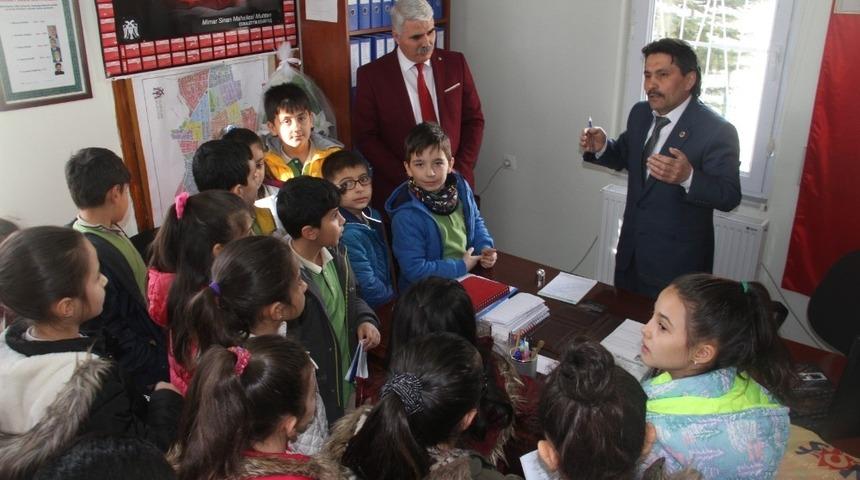 Minik &ouml;ğrenciler mahallenin sorunlarını muhtara anlattı