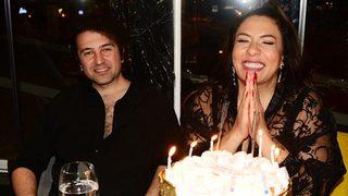 Işın Karaca sevgilisini öpmelere doyamadı!