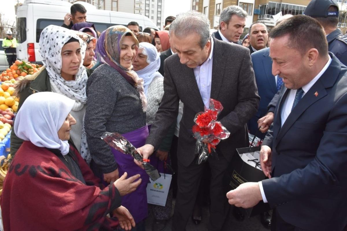 Bağlar Belediyesi kadınlar g&uuml;n&uuml; i&ccedil;in kadınlara semt pazarı kimlik kartı dağıttı