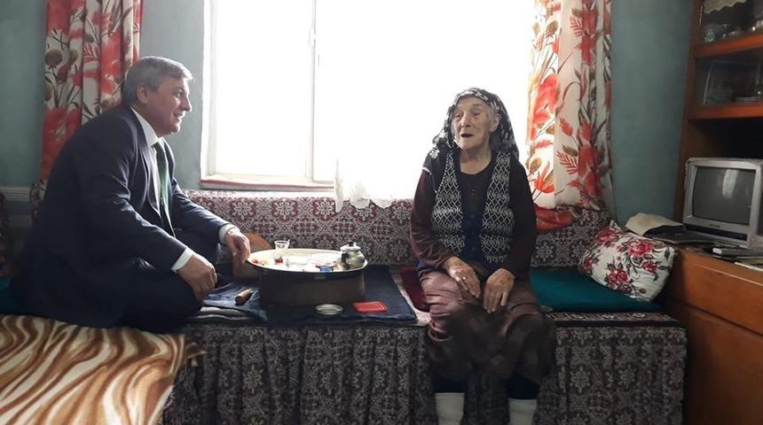 Başkan Arif Teke’den 90 yaşındaki Nebahat Nine’ye ’Kadınlar günü’ ziyareti