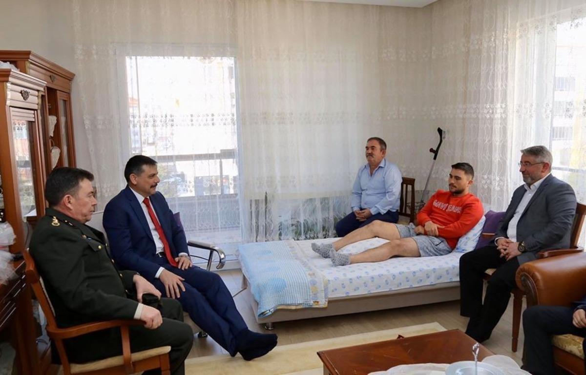 Vali &Ccedil;ift&ccedil;i&rsquo;den İdlib gazisine ziyaret