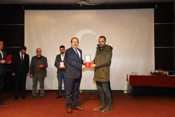 Vali Pehlivan, Cizreli Kıbrıs Barış Harekatı gazilerine madalyalarını takdim etti G3