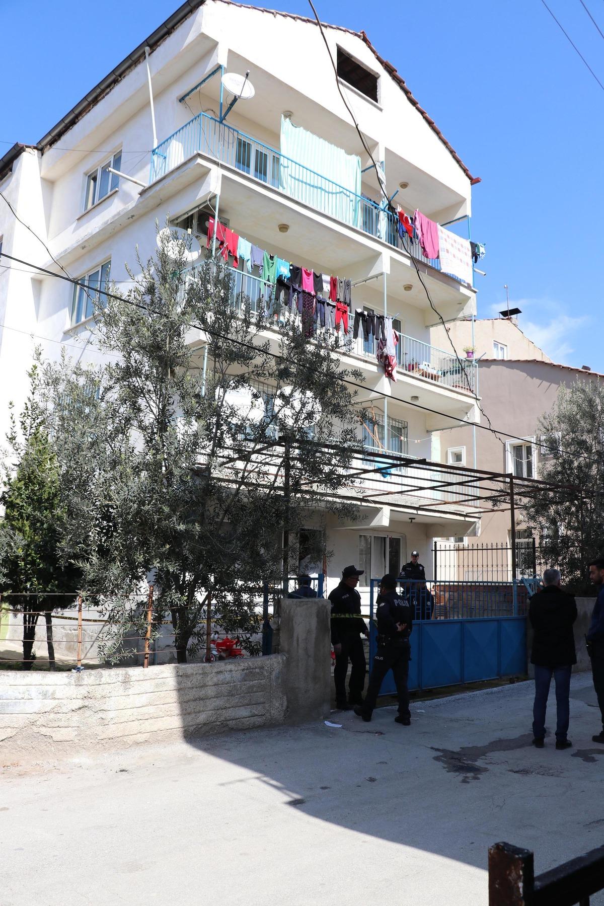 Uyuyan eşini baltayla &ouml;ld&uuml;r&uuml;p intihar etti