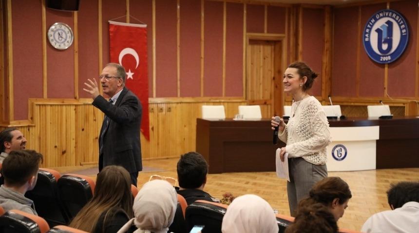 Rektör Uzun, projeleriyle değer katan öğrencilerle buluştu