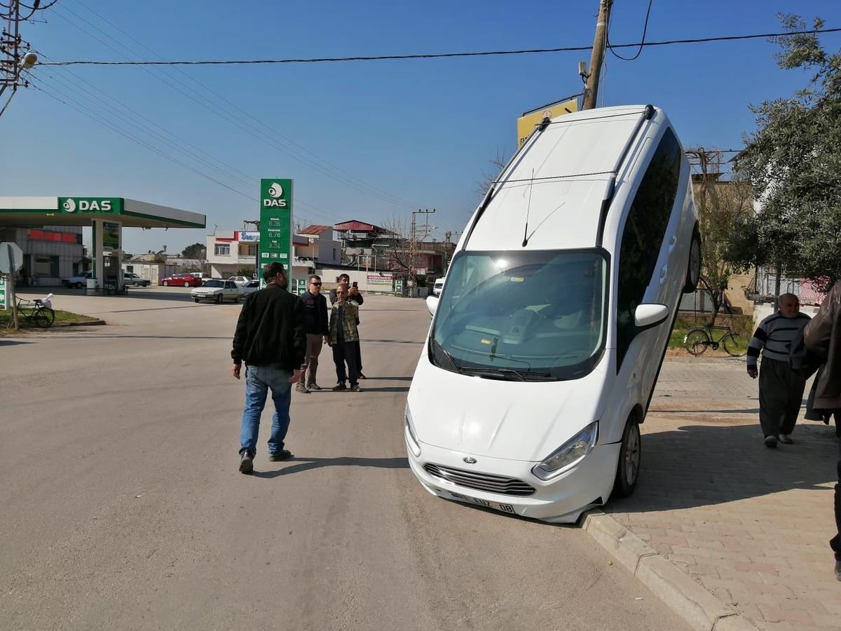 Adana'da ambulansın &ccedil;arptığı ara&ccedil;, telefon direğinin halatında asılı kaldı