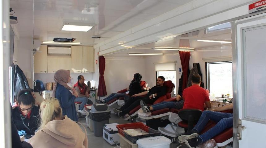 Üniversite öğrencilerinden kan bağışı