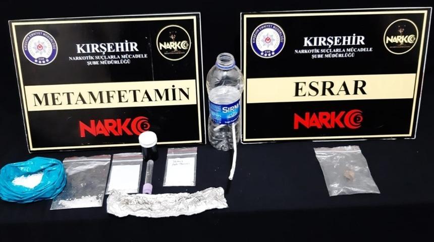 Polisin parkta takibe aldığı ş&uuml;phelinin &uuml;zerinden uyuşturucu &ccedil;ıktı