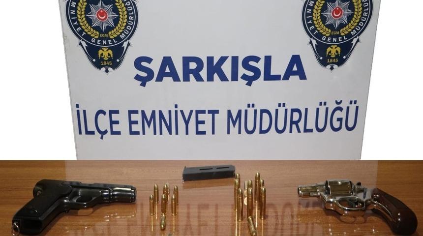 Ş&uuml;phe ile durdurulan ara&ccedil;ta silah ele ge&ccedil;irildi