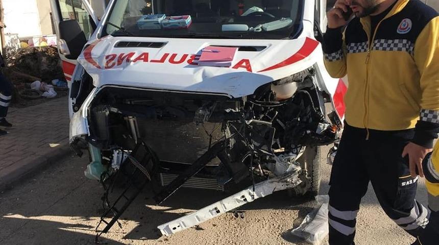 Ambulans tırla &ccedil;arpıştı: 3 yaralı