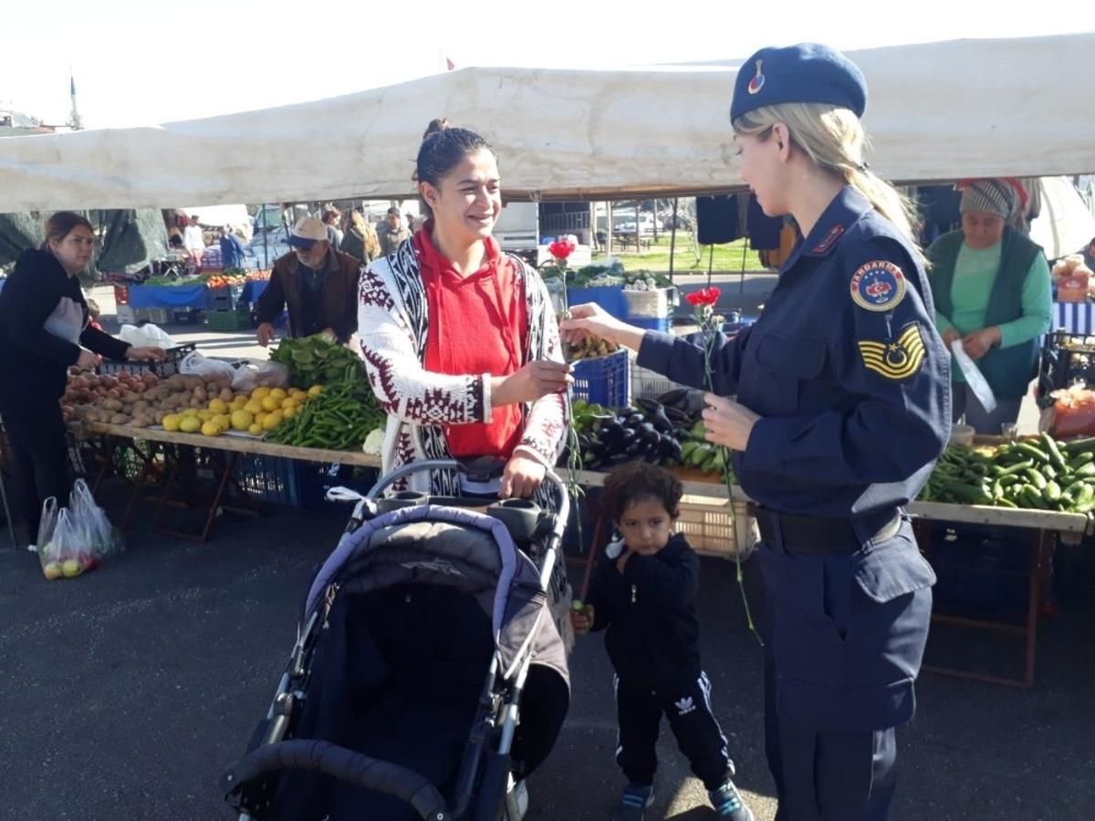 Jandarmadan kadınlara &ccedil;i&ccedil;ek