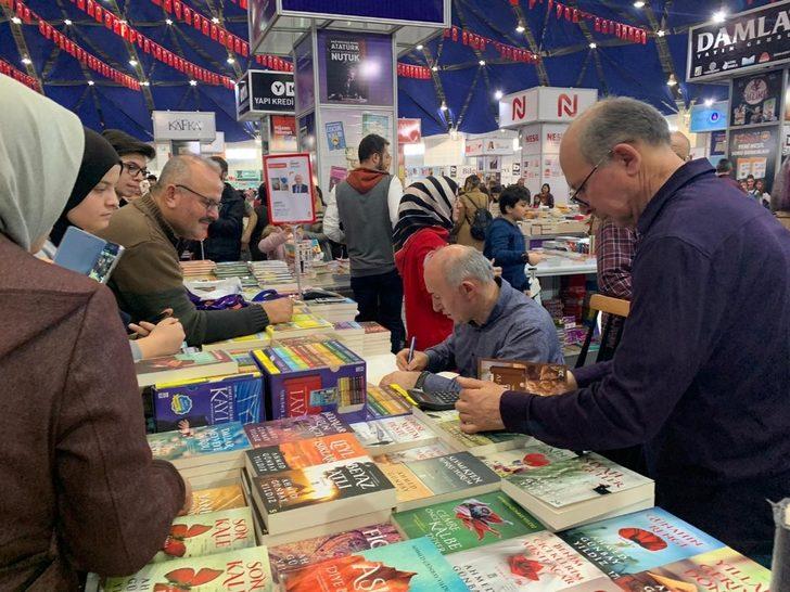 Prof. Dr. Şimşirgil’e Isparta Kitap Fuarı’nda yoğun ilgi G3