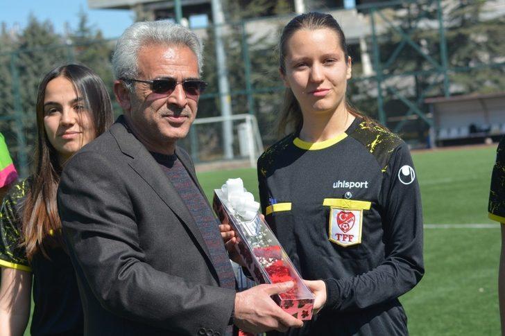 Kadın Hakemlere karanfil G1