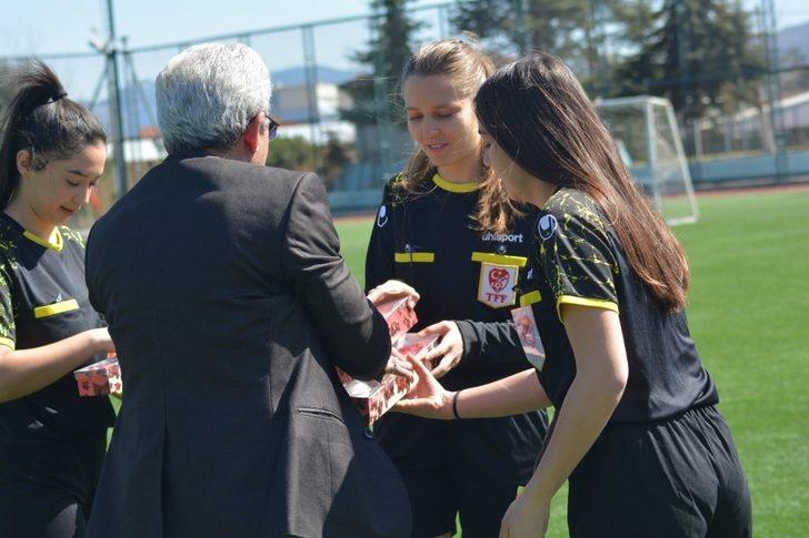 Kadın Hakemlere karanfil G2