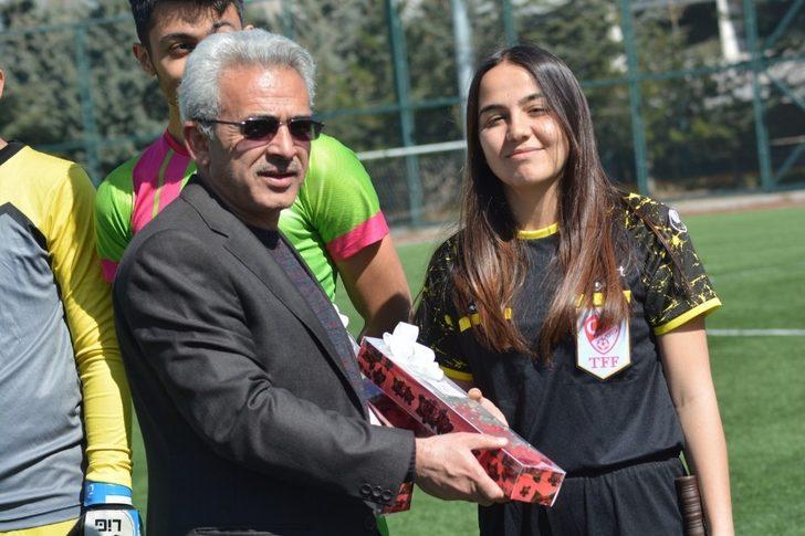 Kadın Hakemlere karanfil G3