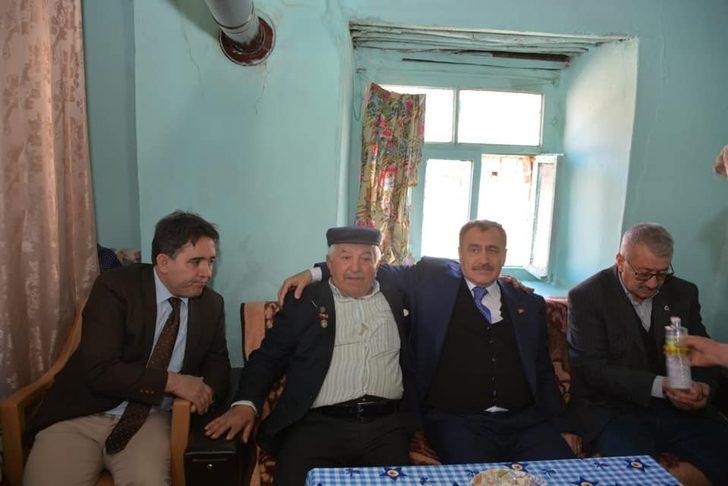 Eski Bakan Eroğlu memleketi Şuhut’ta şehit ailelerini ziyaret etti G3