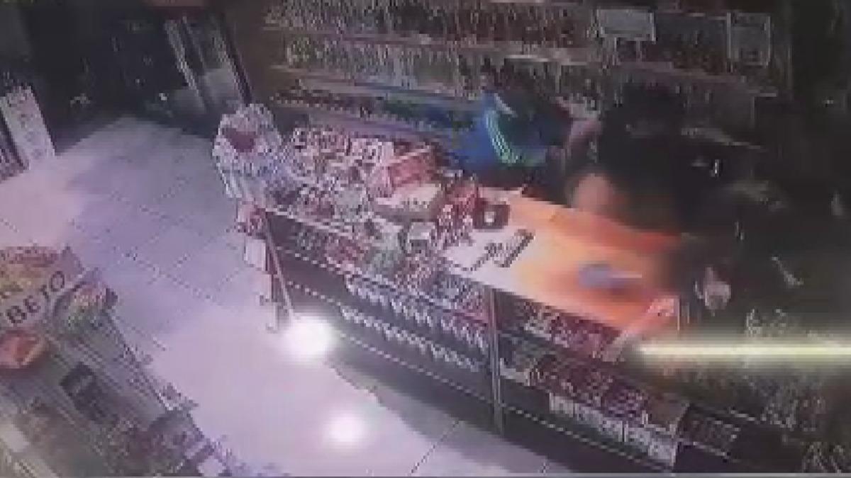 Dehşet anları! Avcılar'da markette anne ve kızı darp eden saldırgan kamerada