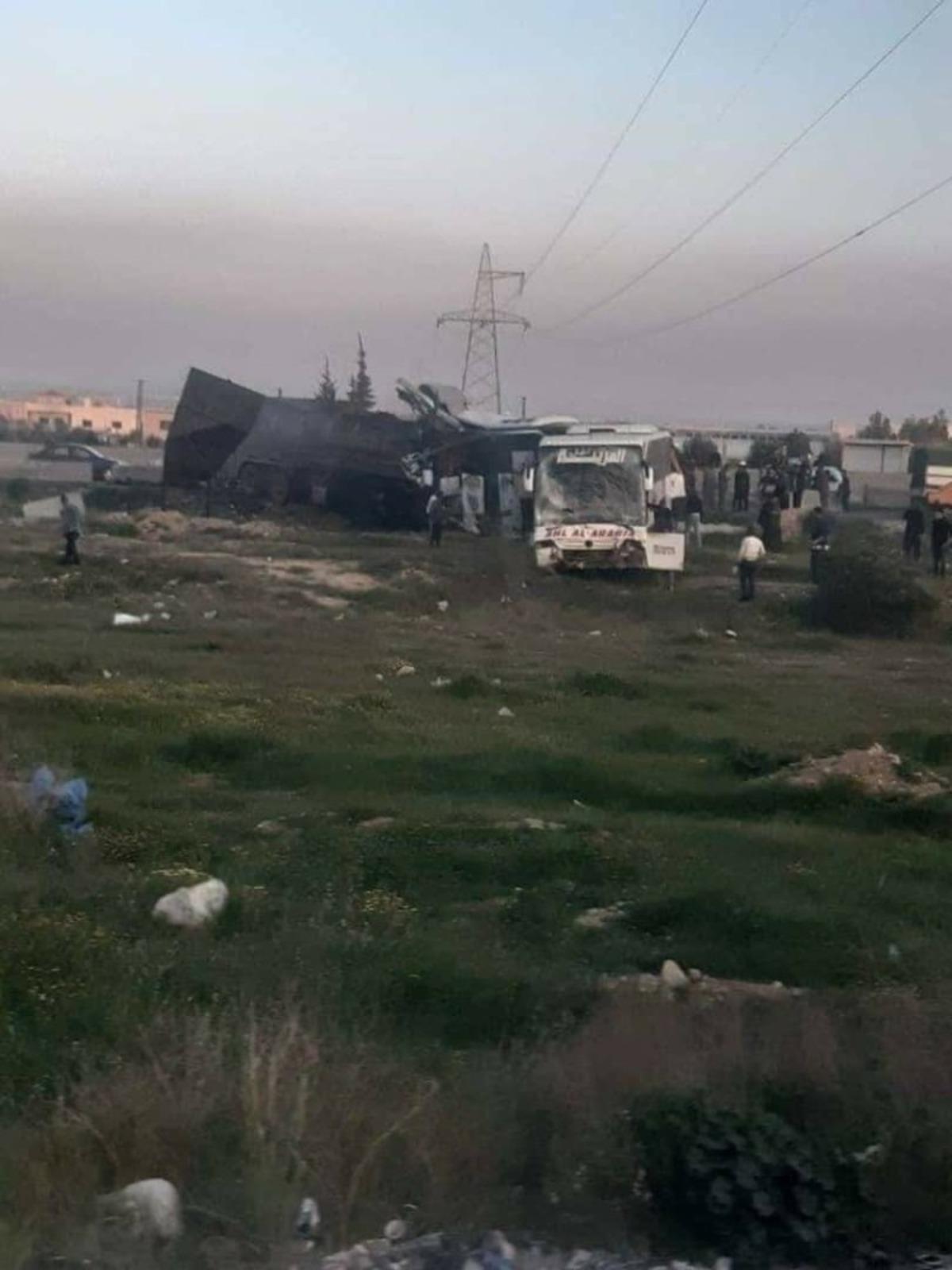 Şam&rsquo;da yakıt tankeri ile iki yolcu otob&uuml;s&uuml; &ccedil;arpıştı: 30 &ouml;l&uuml;