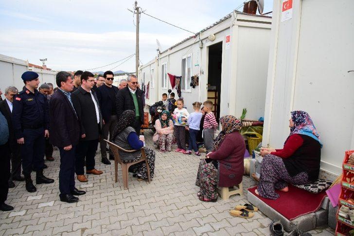 Vali Deniz, depremzedelerle buluştu G1