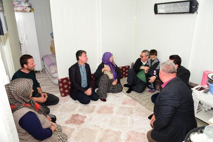 Vali Deniz, depremzedelerle buluştu G2