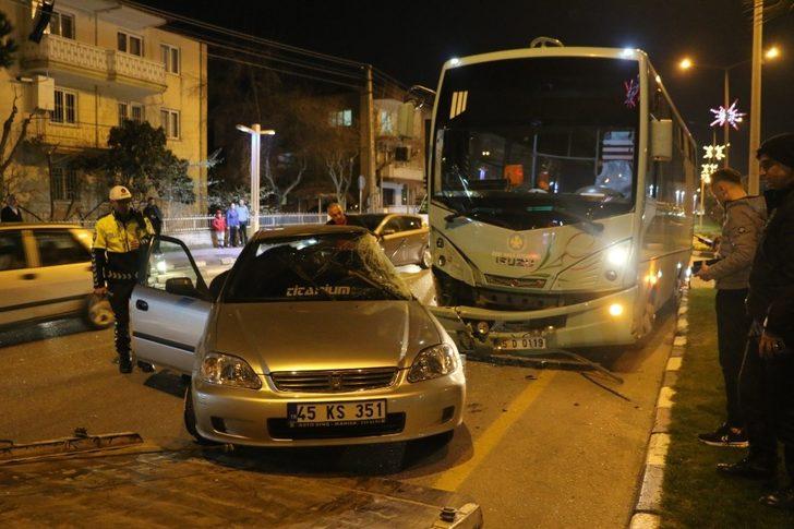 Manisa’da halk otobüsüyle otomobil çarpıştı G2