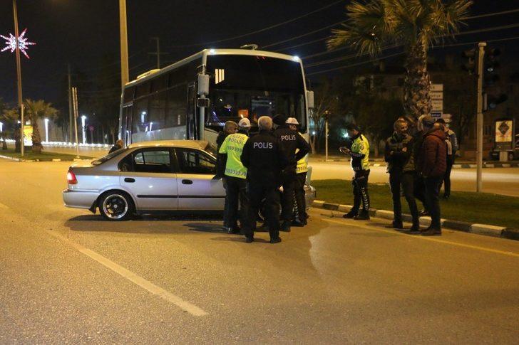 Manisa’da halk otobüsüyle otomobil çarpıştı G3