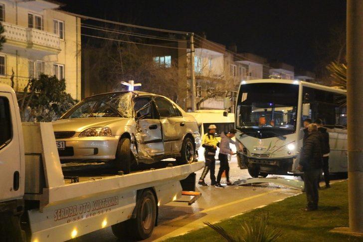 Manisa’da halk otobüsüyle otomobil çarpıştı G4
