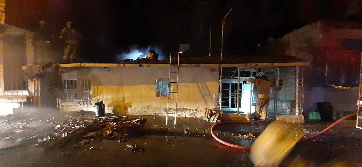 Esenler'de gecekondu alev alev yandı