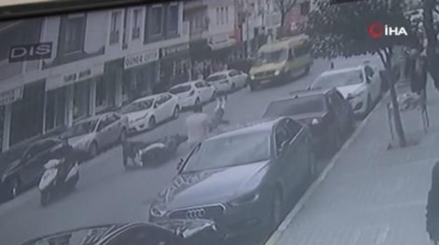 Motosiklet &ccedil;arptı! Metrelerce havaya savruldu