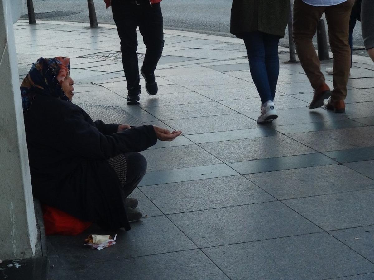 Taksim'deki dilenci kadının yarım g&uuml;nde topladığı para pes dedirtti