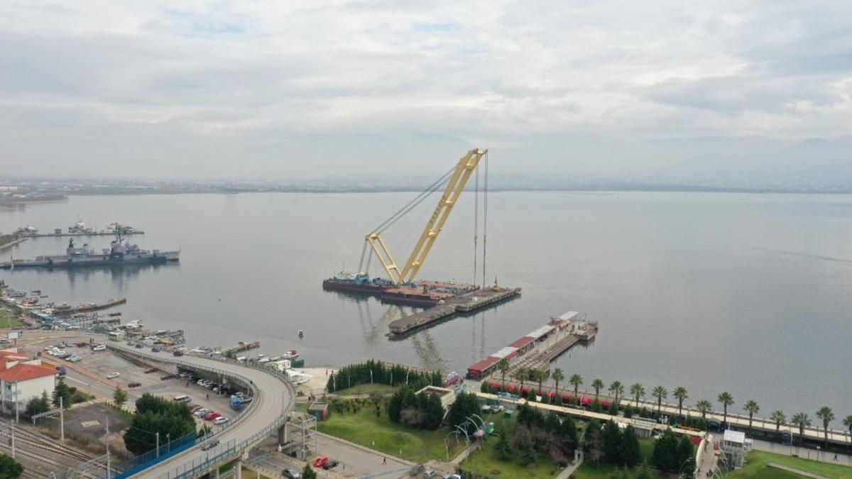 Eski iskele, 4 bin 586 tonluk y&uuml;zer vin&ccedil; ile yıkılıyor