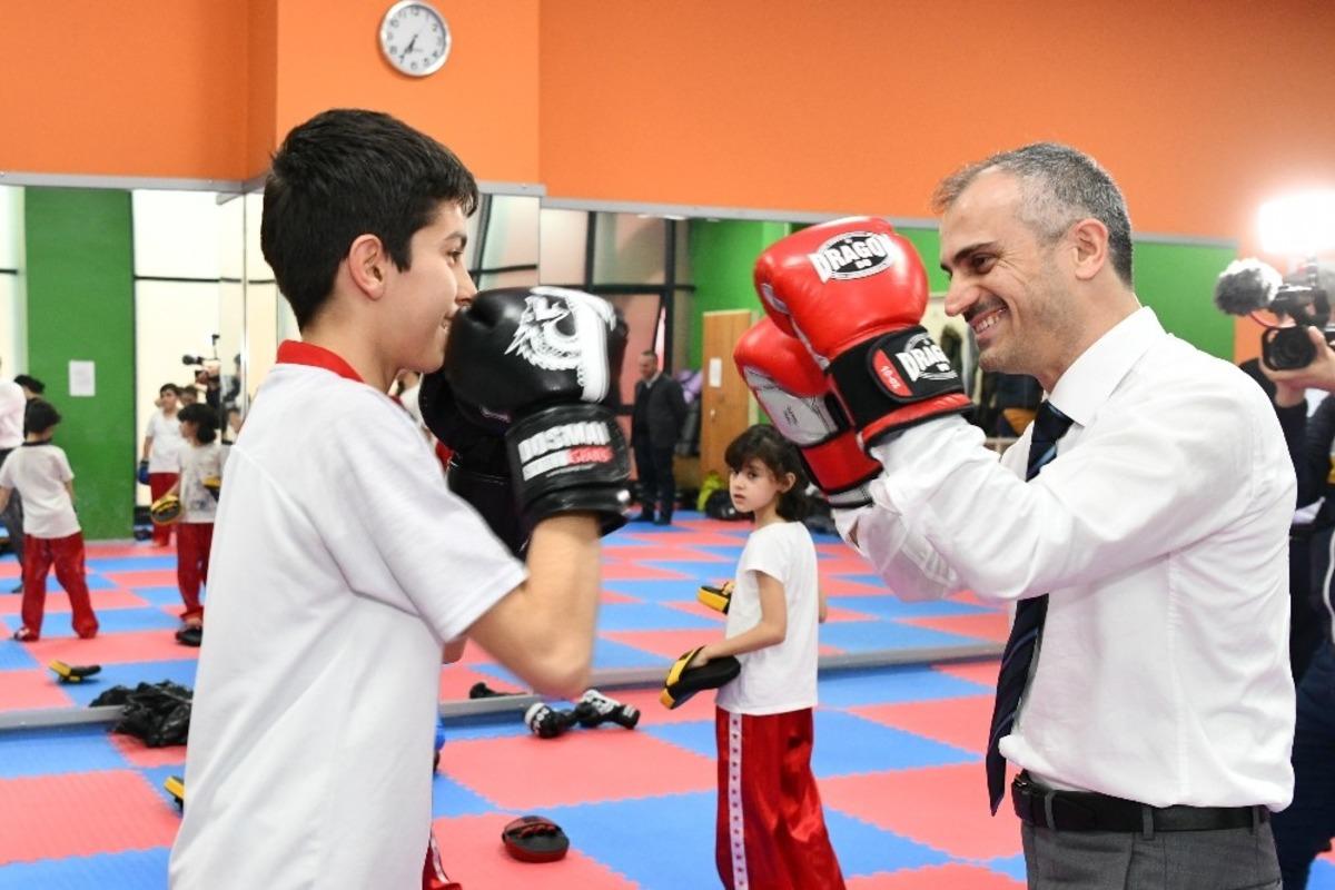 Başkan &Ccedil;ift&ccedil;i, &Ccedil;ayırova&rsquo;nın gen&ccedil; sporcularıyla buluştu