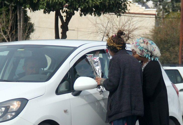 Bugün çiçek alması gereken kadınlar çiçek sattı G1