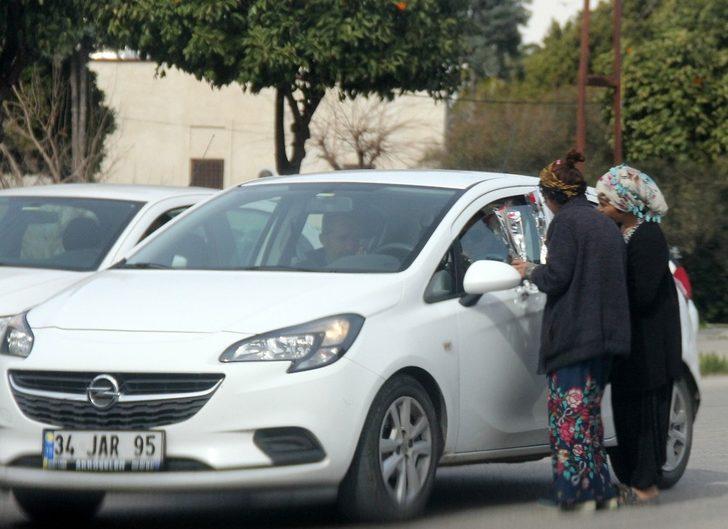Bugün çiçek alması gereken kadınlar çiçek sattı G2