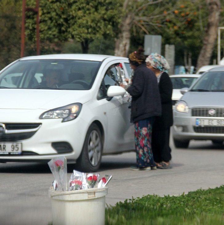 Bugün çiçek alması gereken kadınlar çiçek sattı G3