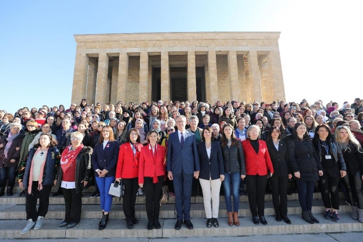 Gaziemirli 500 kadın Ata&rsquo;nın huzuruna &ccedil;ıktı