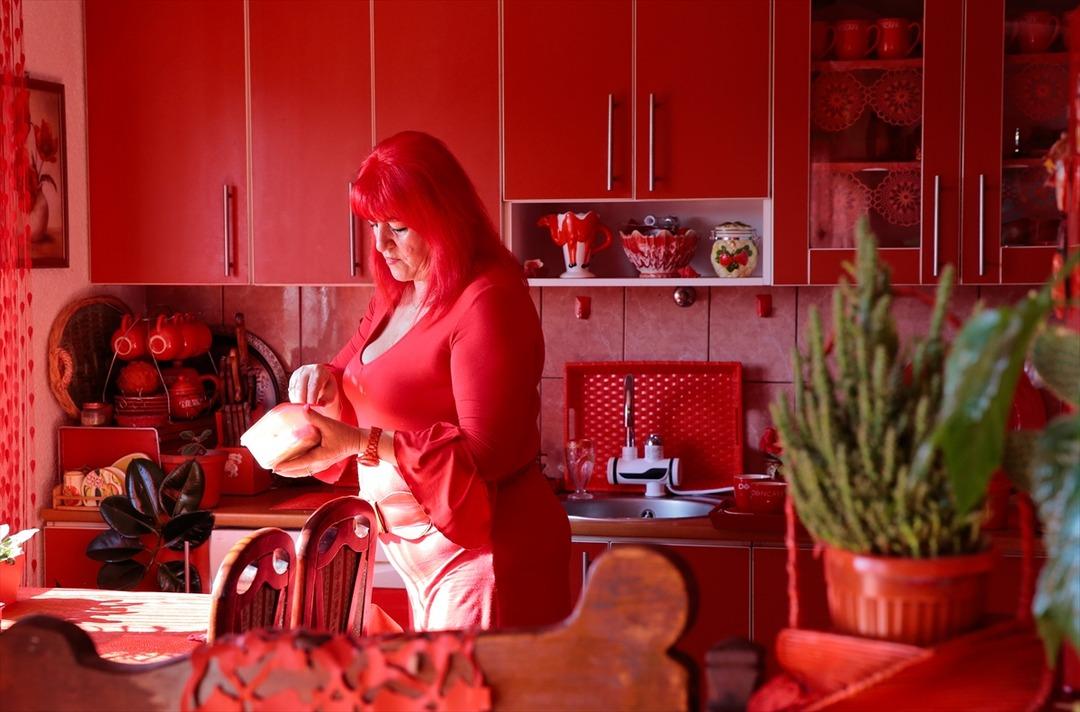 'Kırmızı kadın' olarak tanındı! Gelinliğinden mezar taşına kadar...